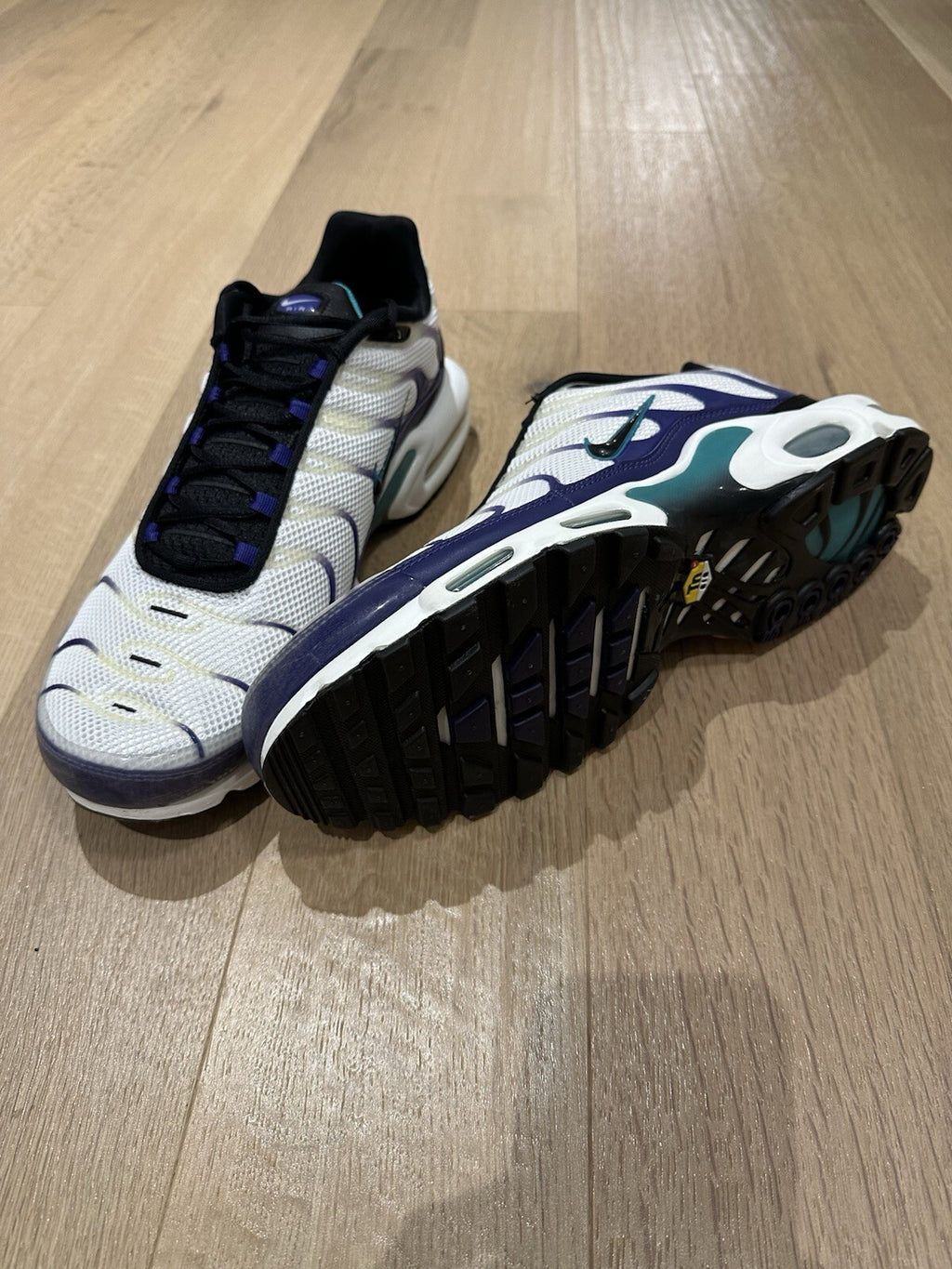 NIKE AIR MAX PLUS WHITE/BLACK GRAPE ICE Mens 13 BNIB