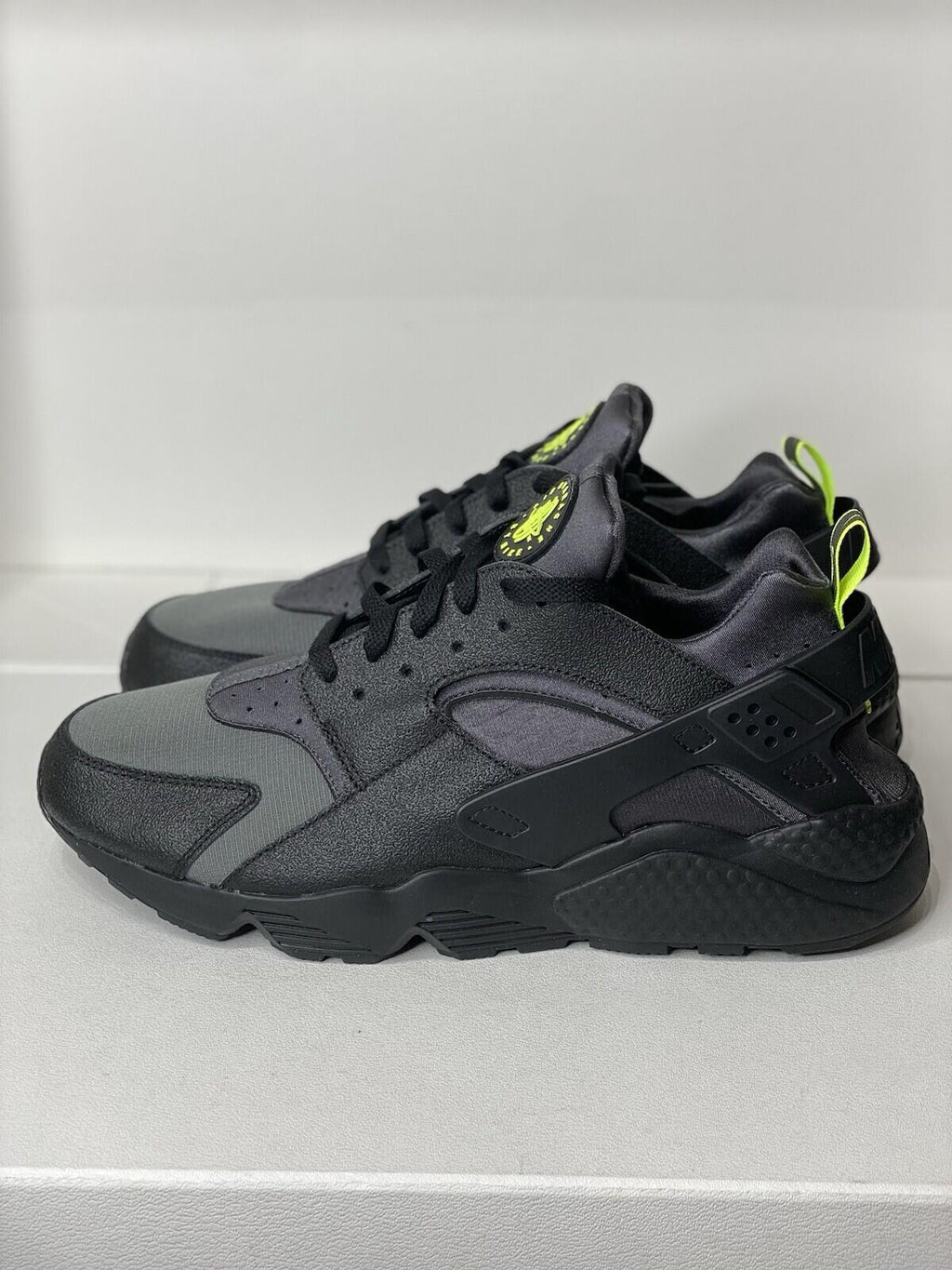 Nike huarache Black/ Anthracite/ Volt Men’s Size 14
