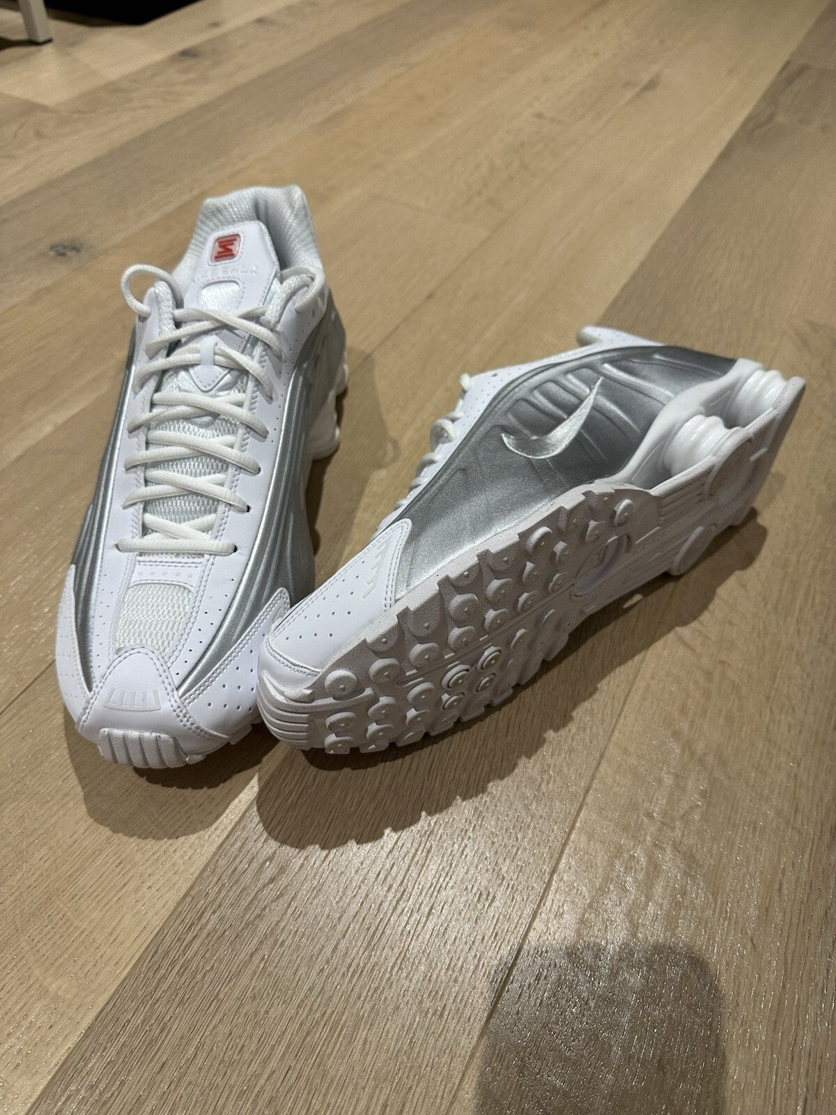 NIKE SHOX R4 White/ Metallic Silver-White Men’s 13