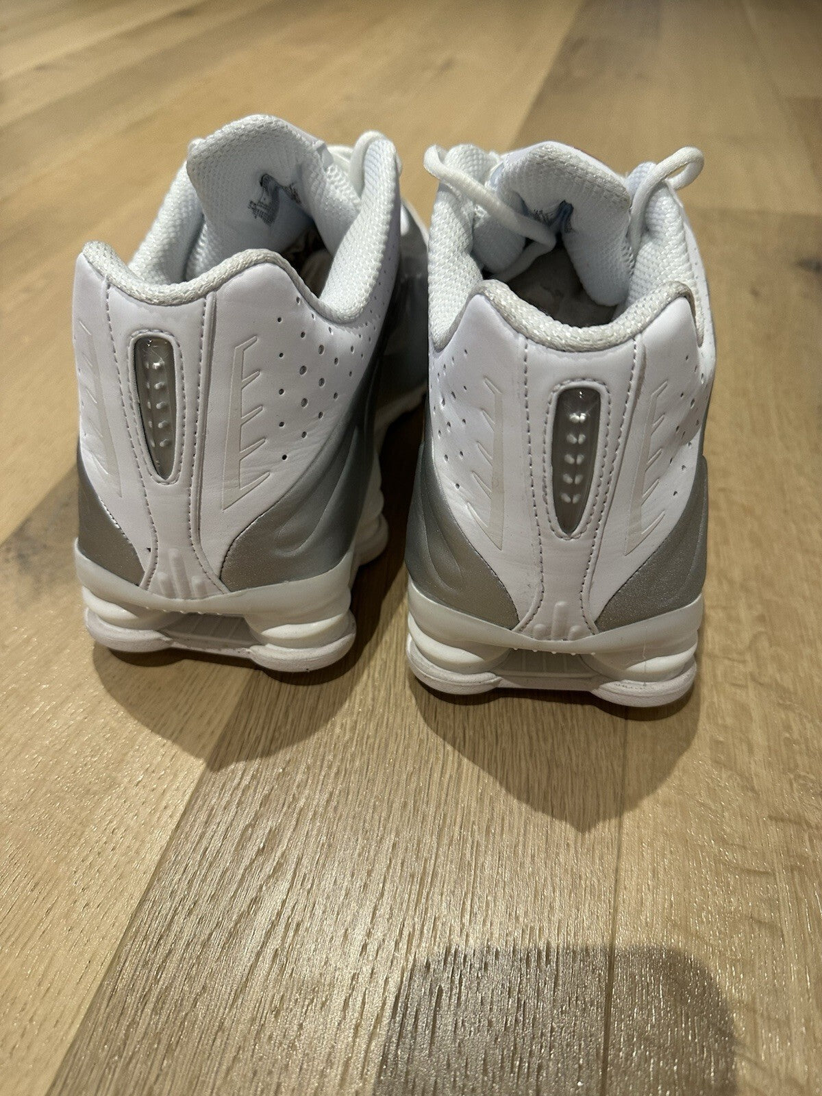NIKE SHOX R4 White/ Metallic Silver-White Men’s 13
