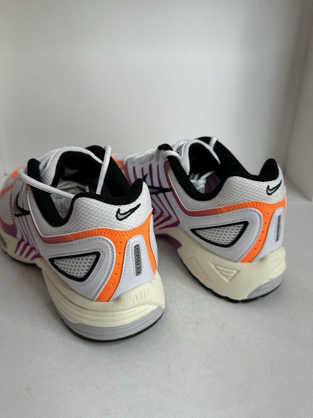 NIKE AIR PEGASUS 2005 WHITE/CHROME-TOTAL ORANGE Men’s Size 13